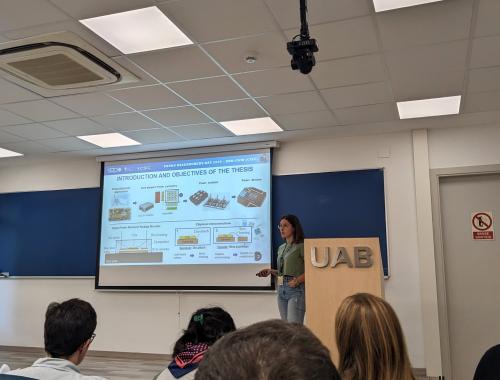 Emma Solà presenting at the IMB-CNM Young Researchers Day 2025