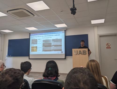 Alex Rodriguez presenting at the IMB-CNM Young Researchers Day 2025