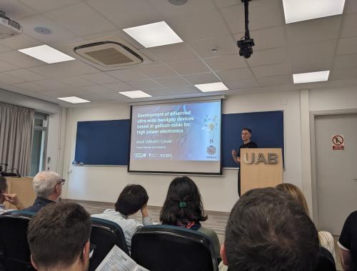 Aniol Vellvehi presenting at the IMB-CNM Young Researchers Day 2025