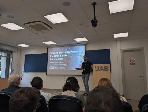 Alex Fulleda presenting at the IMB-CNM Young Researchers Day 2025