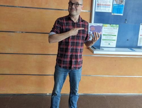 Carlos Carbonell with the Best Poster Award for the Young Researchers Day 2025