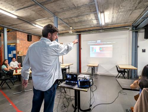 Ferran Pujol during their talk at the Pint of Science 2025