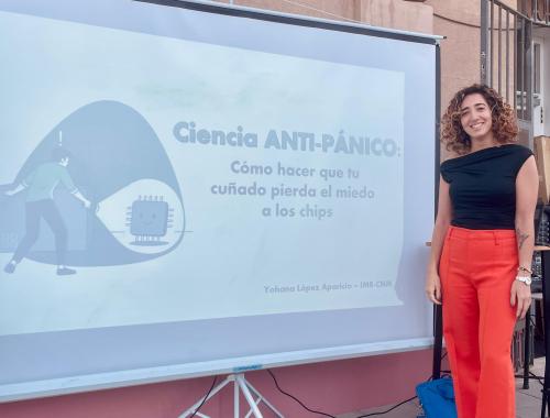 Yohana López giving a talk at the Pint of Science