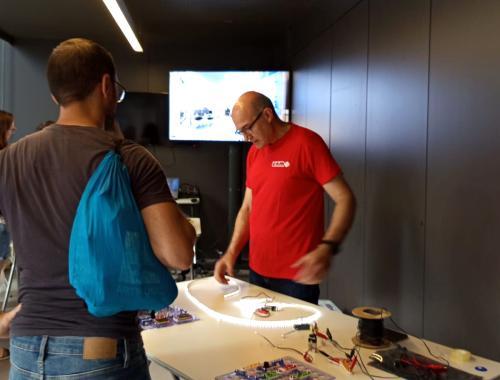 Miguel Zabala amb circuits electrònics al taller "Què s'amaga dins d'un xip?" a la Festa de la Ciència 2025 de Barcelona