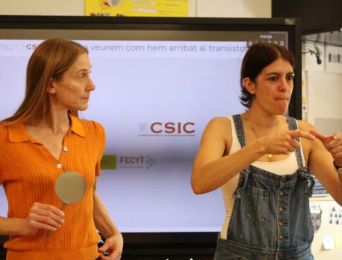 Científica y divulgadora haciendo charla divulgación personas con discapacidad auditiva