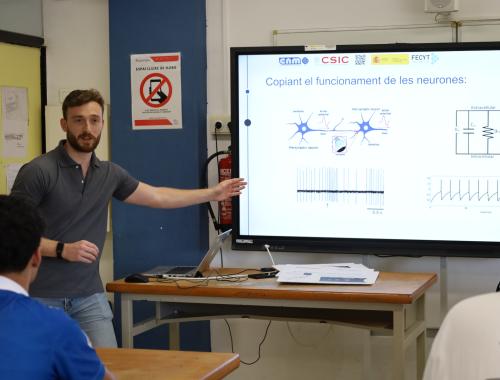 Científico experto en inteligencia artificial haciendo divulgación sobre su tesis