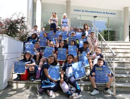 grupo de primaria con infografias divulgativas sobre chips