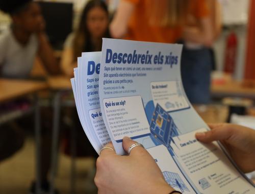Foto de la versión impresa de la infografía de lectura fácil de microelectrónica