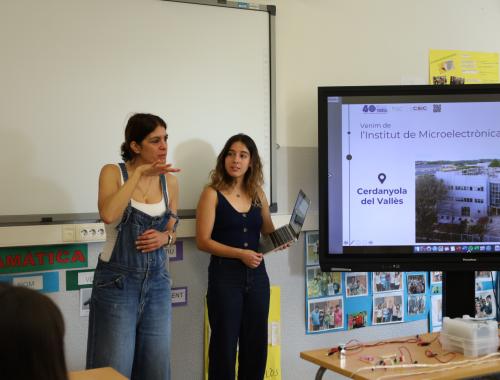 Divulgadora y profesora haciendo charla microelectrónica