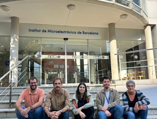 Andreu Blanquer, Gonzalo Murillo, Laura Lefaix, Marc Navarro y Carme Nogués a las puertas del IMB-CNM.