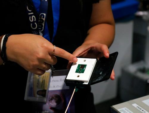 Muestra de chip de radiación en stand divulgativo por Nit de la Recerca