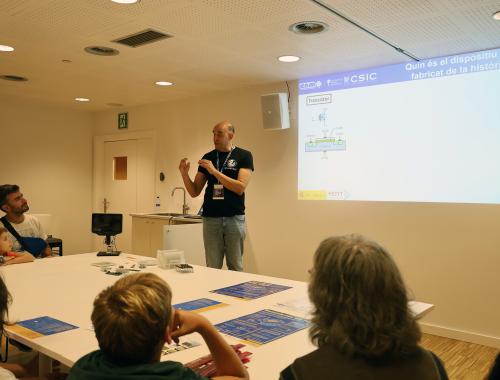 Esteve Amat en taller de divulgación con niños por la Nit de la Recerca