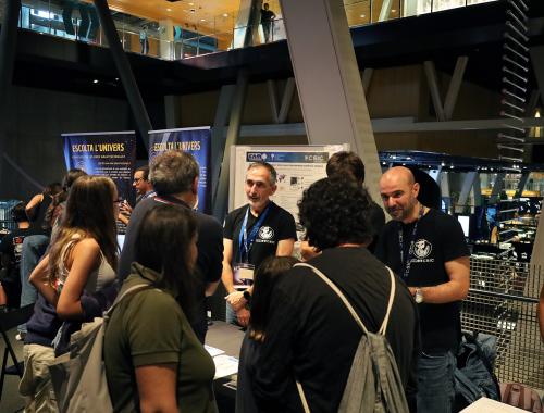General de los stands con público en la Feria de la Investigación en CosmoCaixa por la Nit de la Recerca