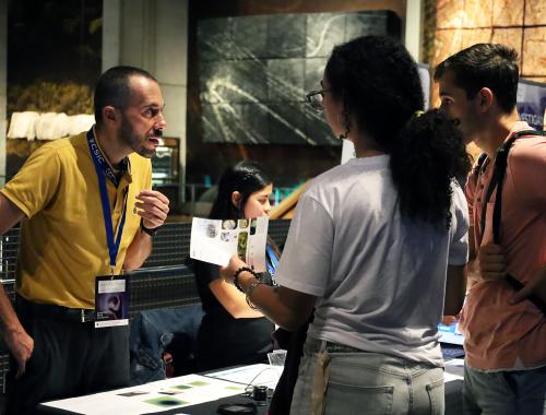 Achille Francone en stand divulgativo en la Feria de la Investigación por la Nit de la Recerca