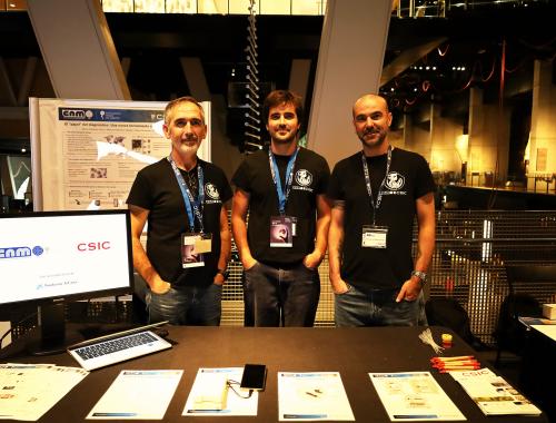 César Fernández, Marco Henares y Manuel Gutiérrez en stand divulgativo en la Feria de la Investigación por la Nit de la Recerca