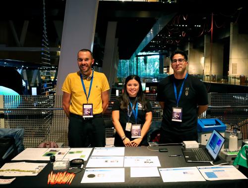 Achille Francone, Ángela Henao y Marcio Jiménez en stand divulgativo en la Feria de la Investigación por la Nit de la Recerca