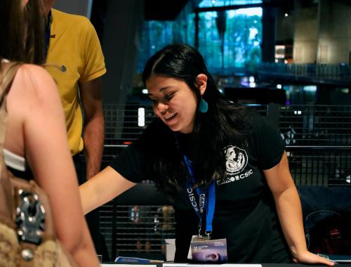Ángela Henao en stand divulgativo en la Feria de la Investigación por la Nit de la Recerca