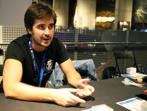 Marco Henares en stand divulgativo en la Feria de la Investigación por la Nit de la Recerca