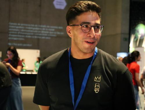 Marcio Jiménez en stand divulgativo en la Feria de la Investigación por la Nit de la Recerca