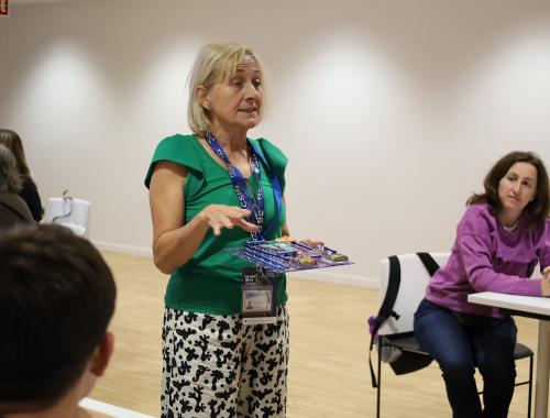Mercedes Saludes en taller de divulgación con niños por la Nit de la Recerca sostiene un circuito electrónico