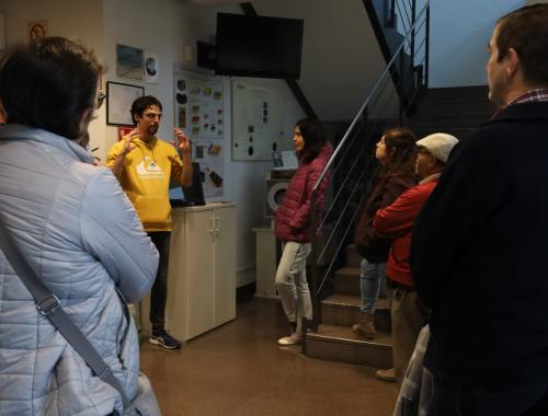 Investigador experto en nanociencia haciendo divulgación