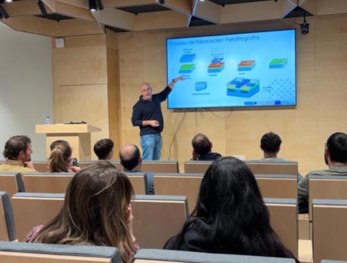 Investigador explicando proceso de fabricación de chips