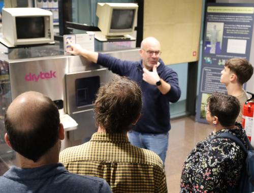 Investigador posdoctoral explicando en el espacio museístico del IMB-CNM