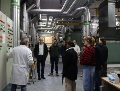 Jefe de mantenimiento de sala blanca haciendo charla