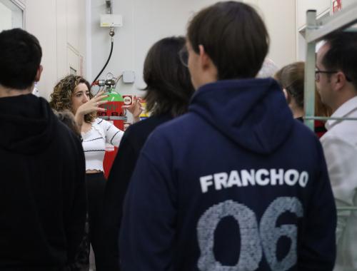 Técnica química en el perímetro de sala blanca