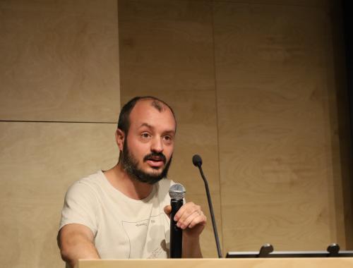Oriol Roig haciendo una charla en Sant Jordi 2026