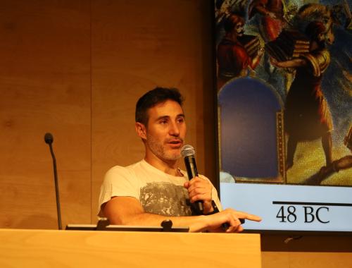 Juan Pablo Agusil haciendo una presentación