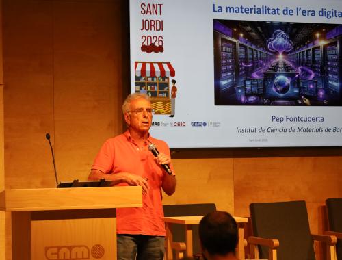 Pep Fontcuberta hablando sobre la materialidad de lo digital en Sant Jordi 
