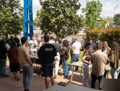 Gent reunida parlant de llibres