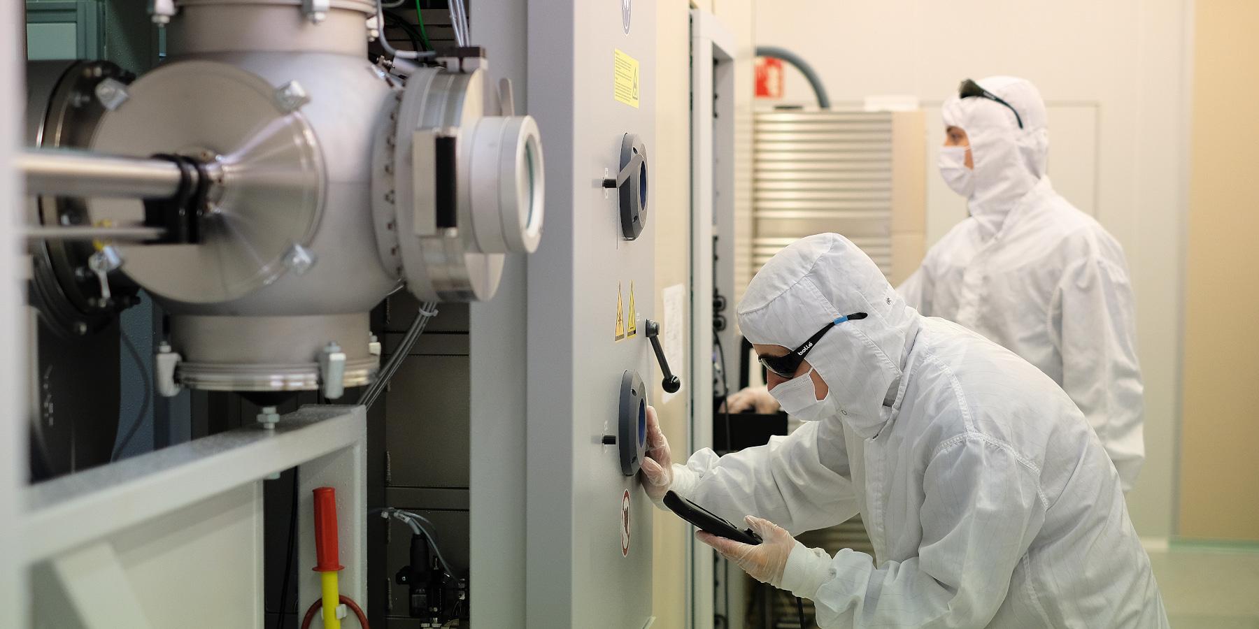 People working in a Clean Room area. Fotoshop.