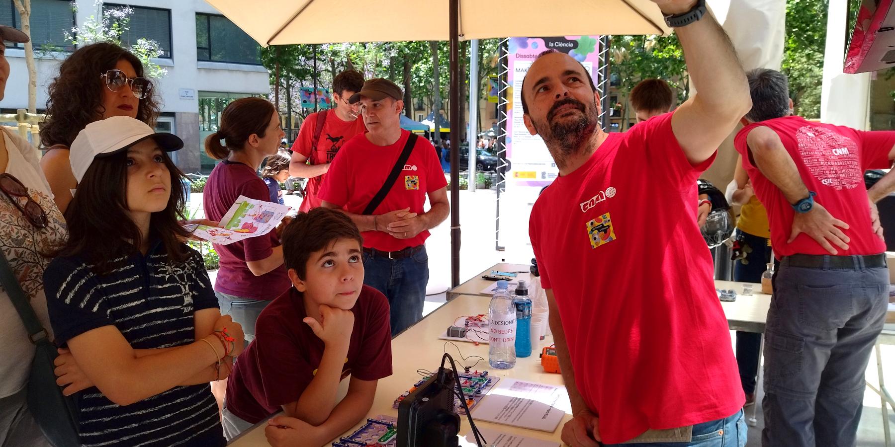 David Sánchez al taller "Viatja al fascinant món de la microelectrònica!" amb públic a la Festa de la Ciència 2022