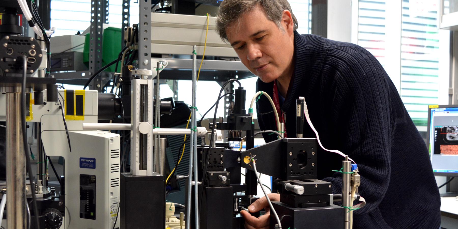 Xavier Perpinyà al Laboratori de Caracterització Tèrmica