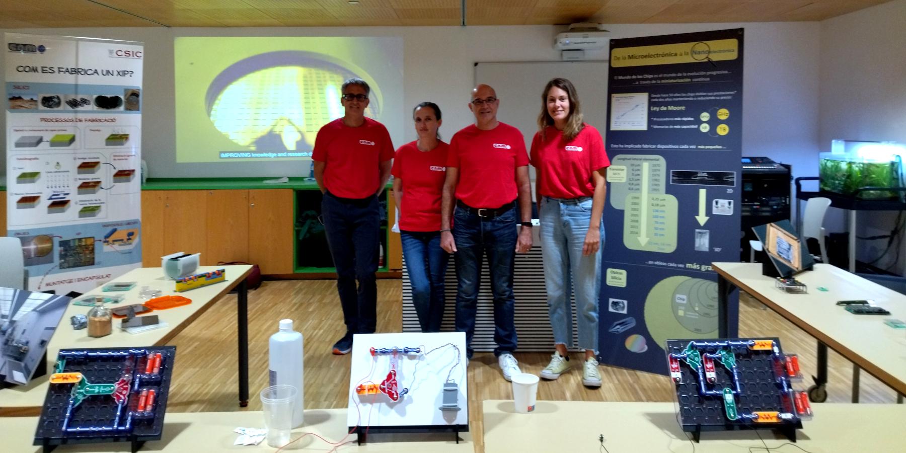 Joan Marc Rafí, Llibertat Abad, Miguel Zabala y Patricia Rodrigo en el taller Viatja al fascinant món del transistor en el CosmoCaixa