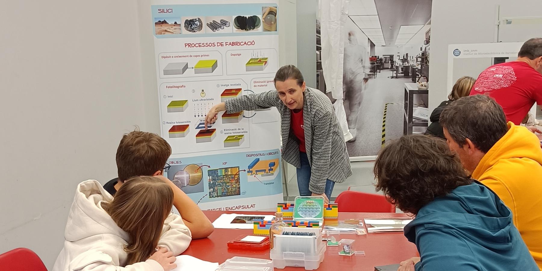 Llibertat Abad al taller Viatja al fascinant món del transistor al MNACTEC