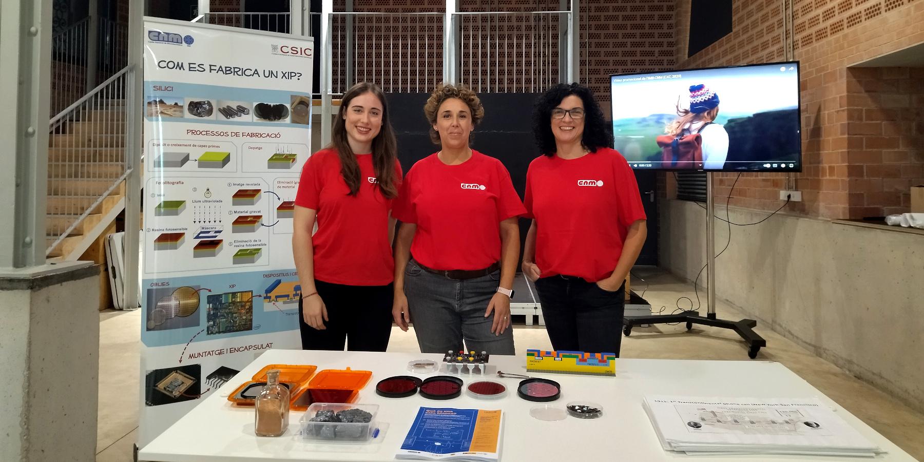 Eva Deltor, Nuria Torres i Marta Duch a la Lleialtat Santsenca i els materials del taller microelectrònic