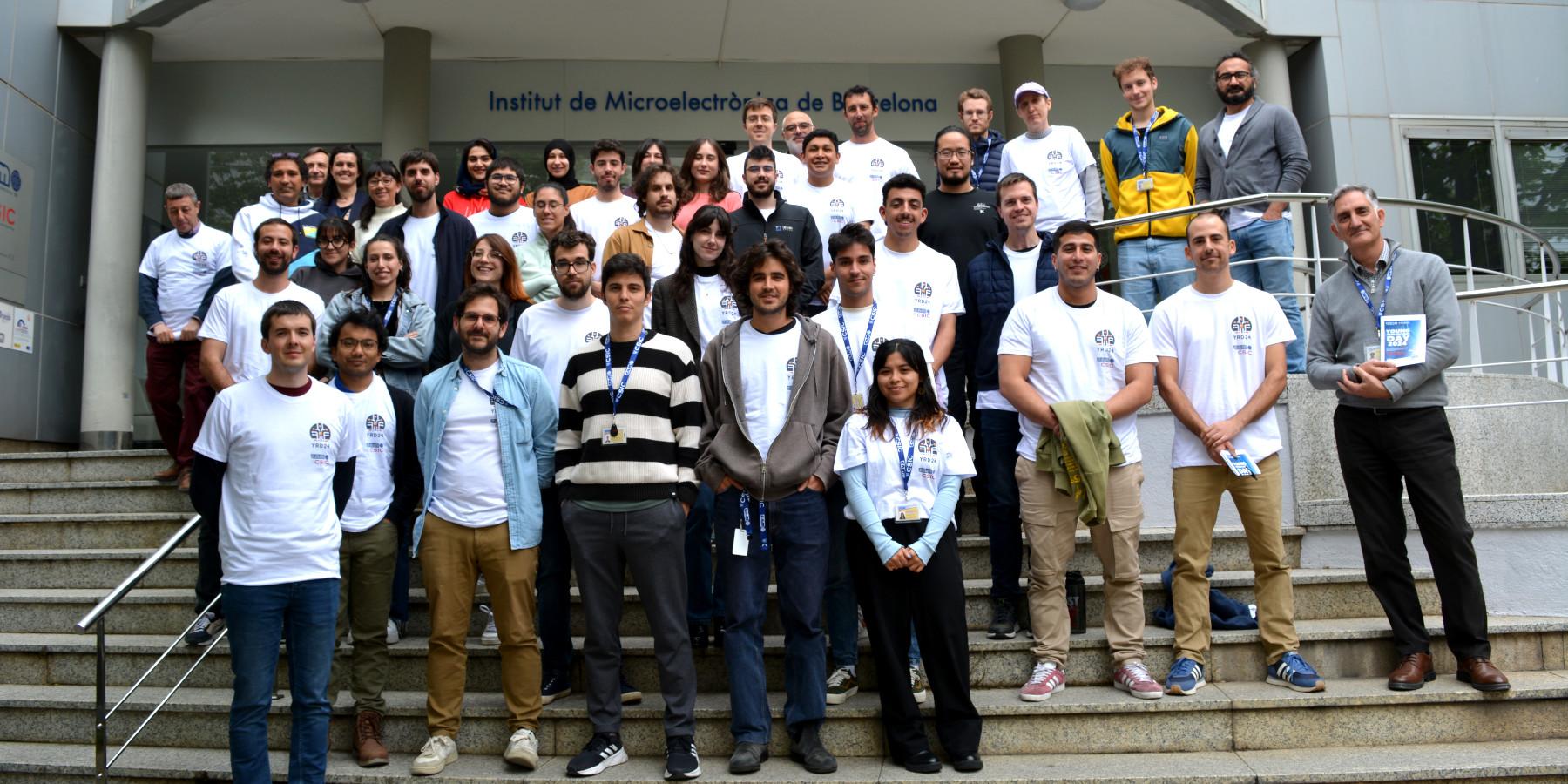 Foto de grupo en las escaleras Young Researchers Day