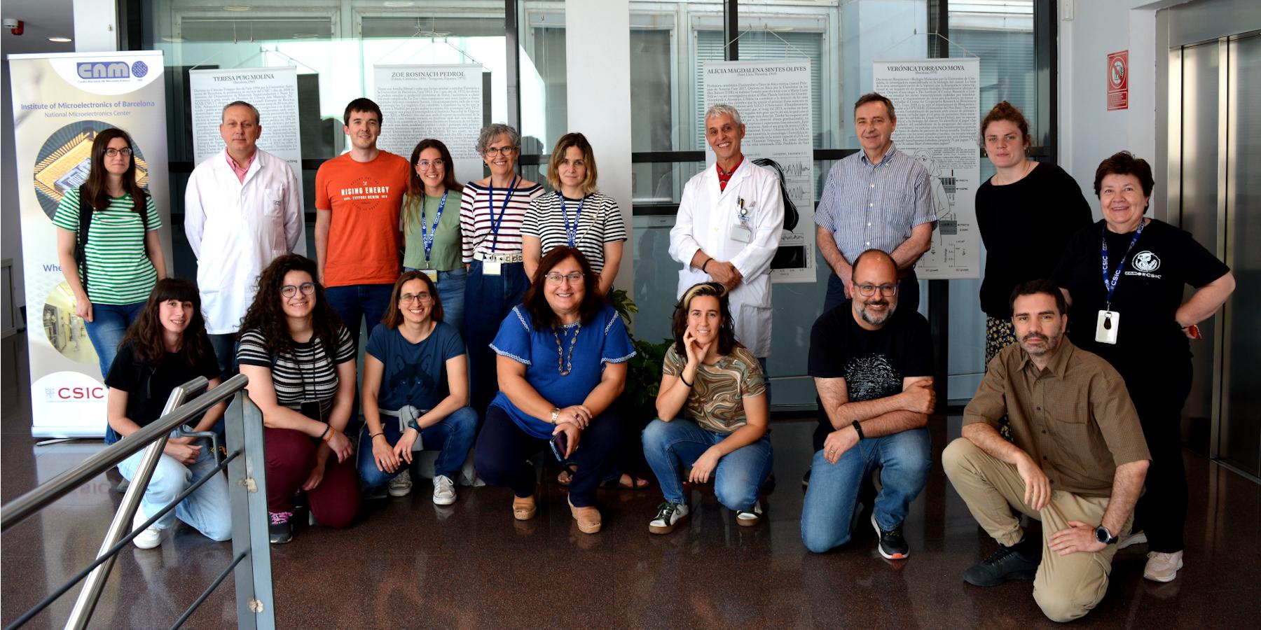 Foto de grup amb Núria Salán després de la visita a l'Enciclopèdia de Dones STEAM a l'IMB-CNM