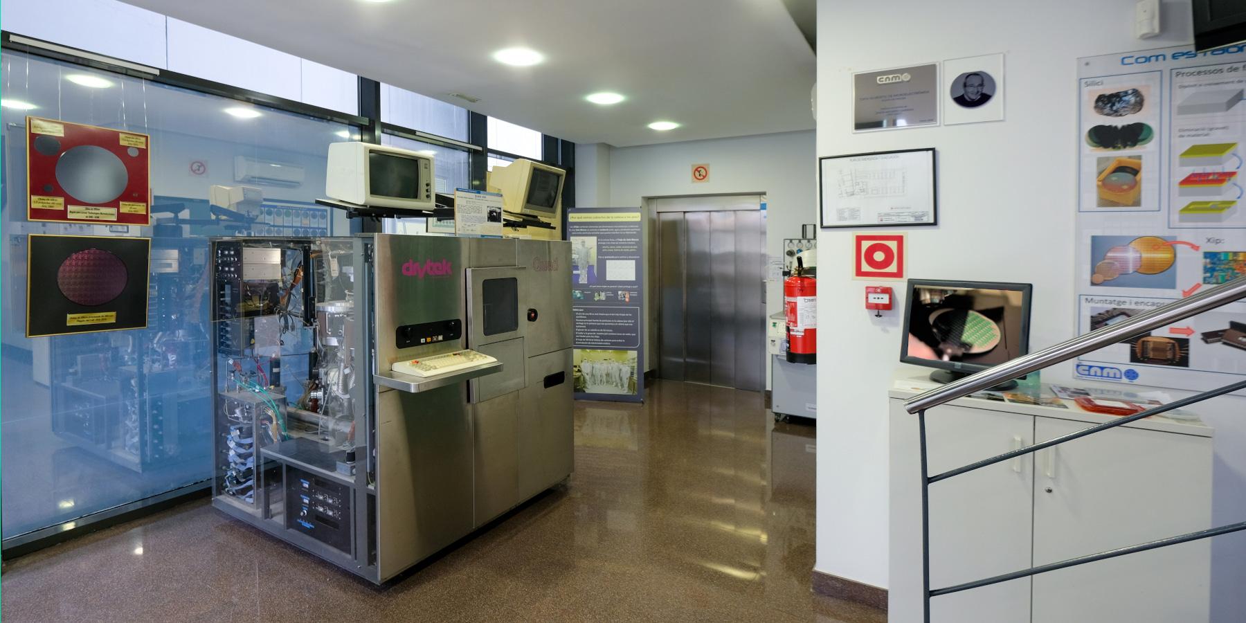 Espai d'Exhibició Microelectrònica Zenon Navarro amb equips antics de sala blanca