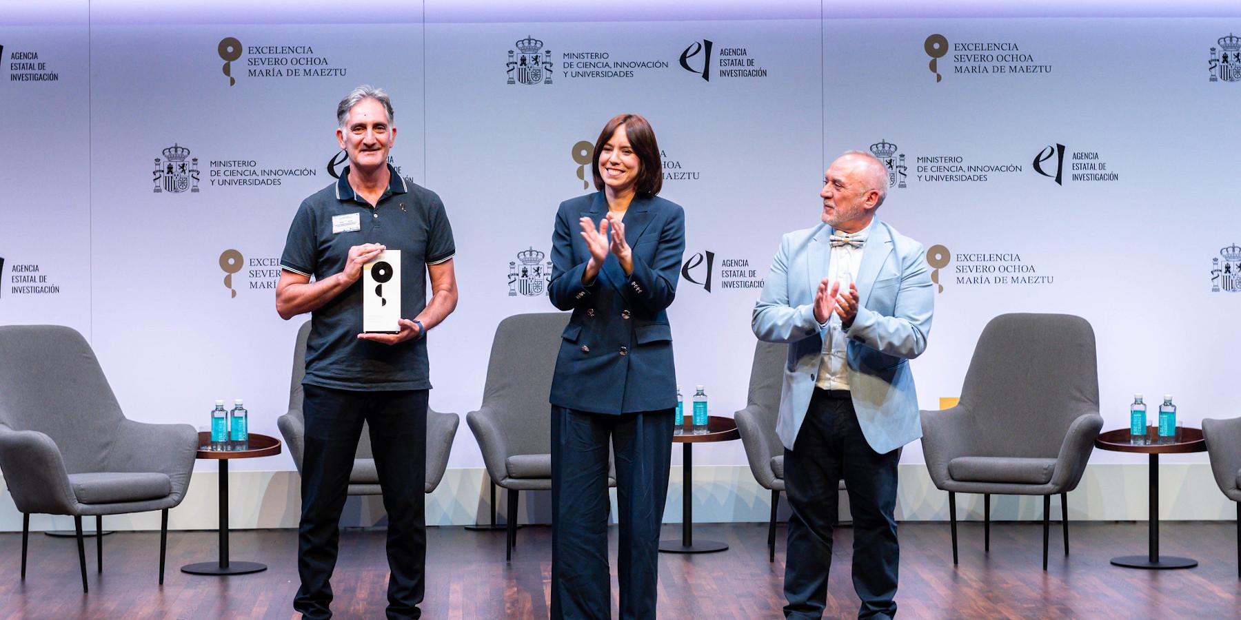 Luis Fonseca, director; Diana Morant, ministra; y Juan Cruz Cigudosa, secretario de Estado, en la entrega de la Acreditación María de Maeztu