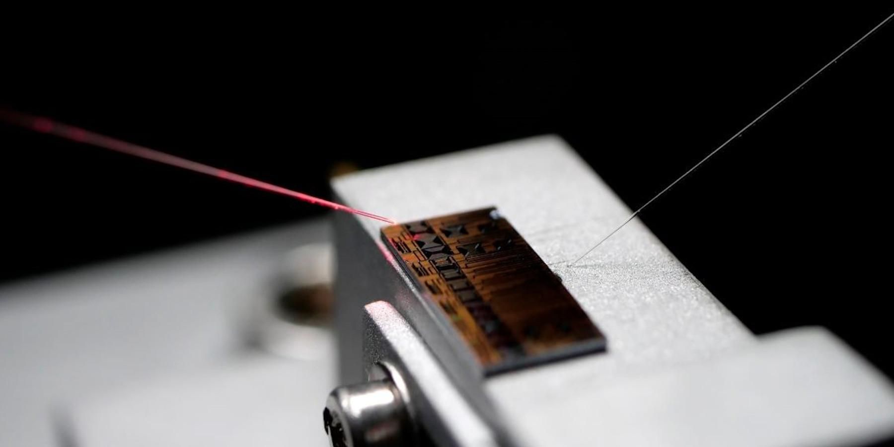 Caracterización de un circuito fotónico integrado de nitruro de silicio. Crédito imagen: IMB-CNM, CSIC