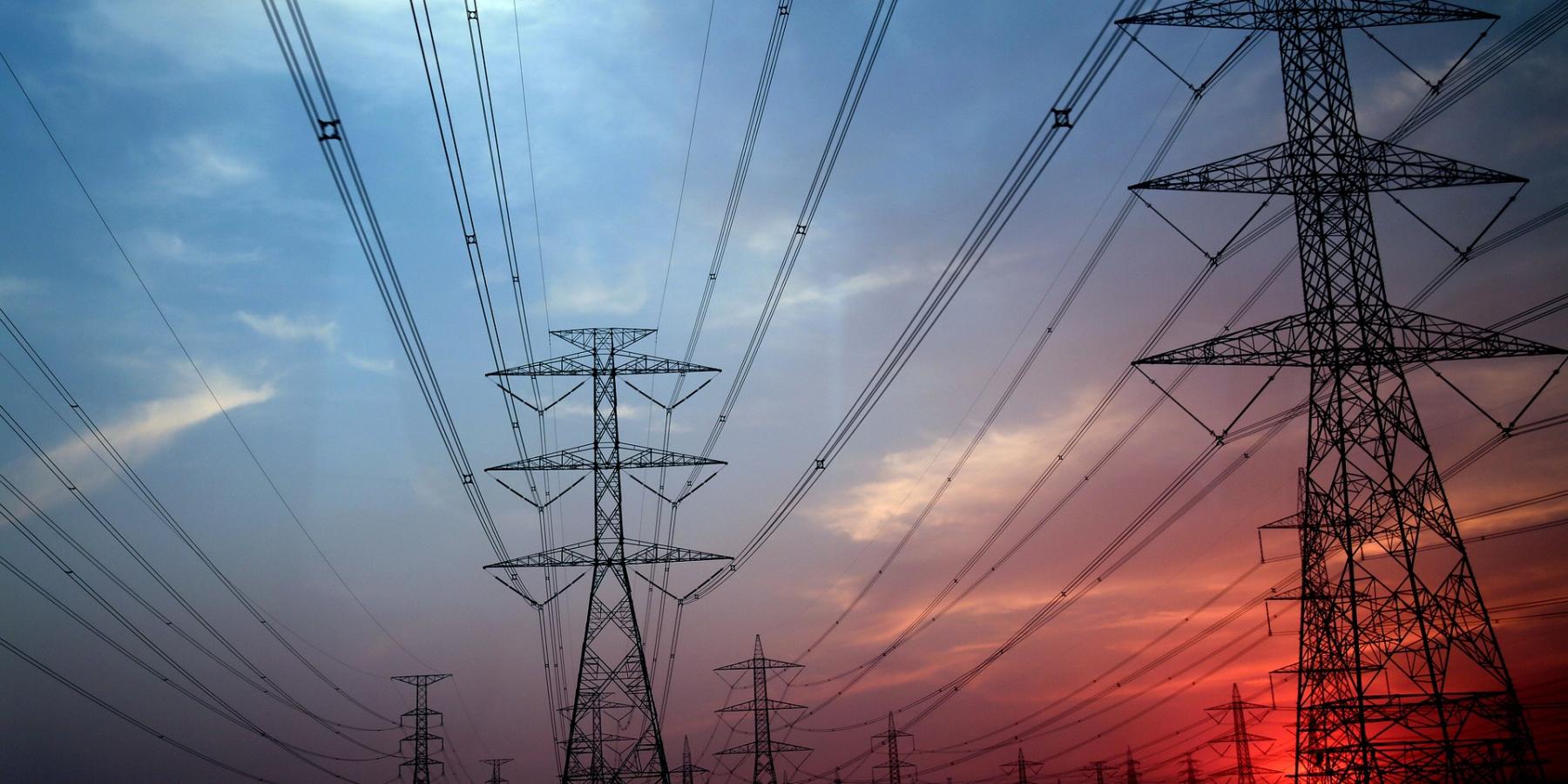 Red eléctrica sobre cielo en atardecer. Pixabay