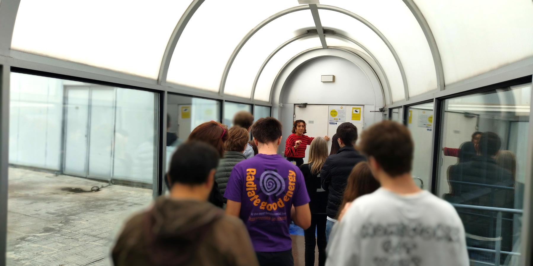 Yohana López en la entrada a la Sala Blanca por una visita de la Semana de la Ciencia 2024