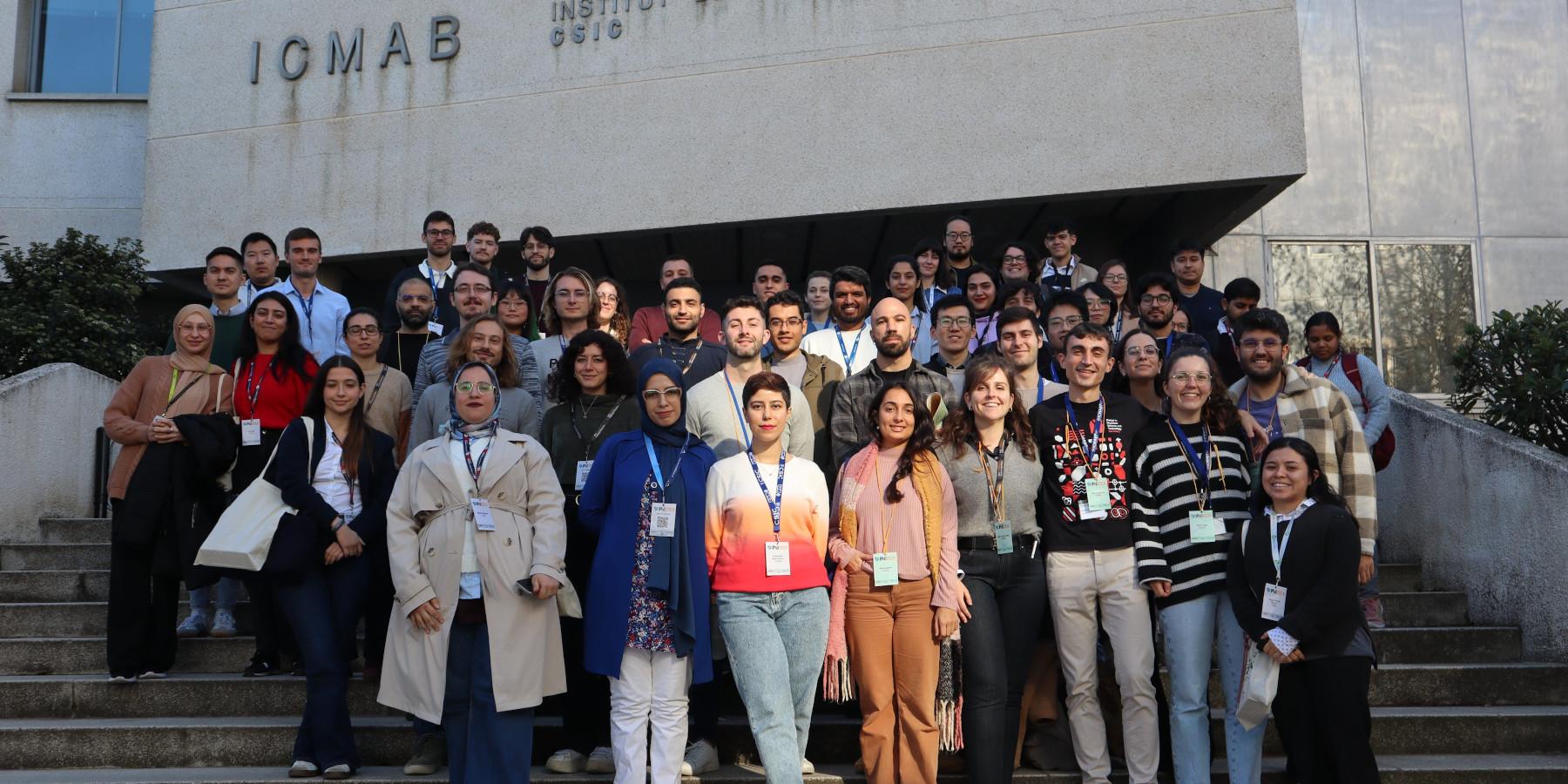 Foto de grupo de los participantes del JPhD 2024 en las puertas del ICMAB