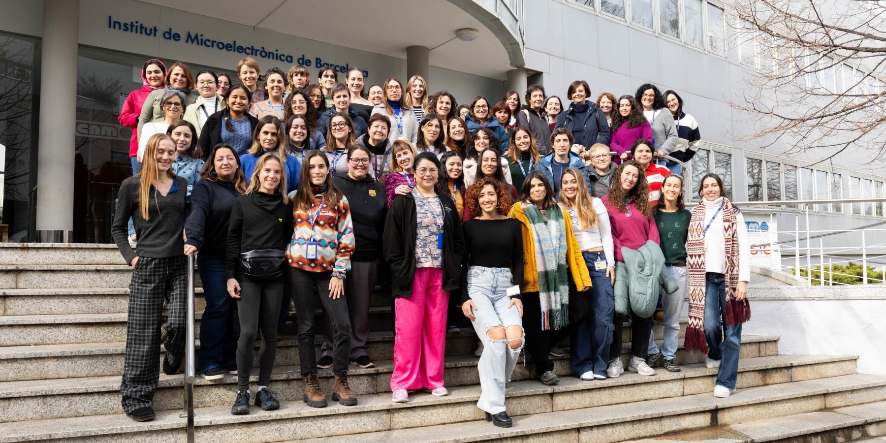 Foto de grupo en las escaleras del edificio del IMB-CNM con más de 50 mujeres, investigadoras y técnicas, del instituto