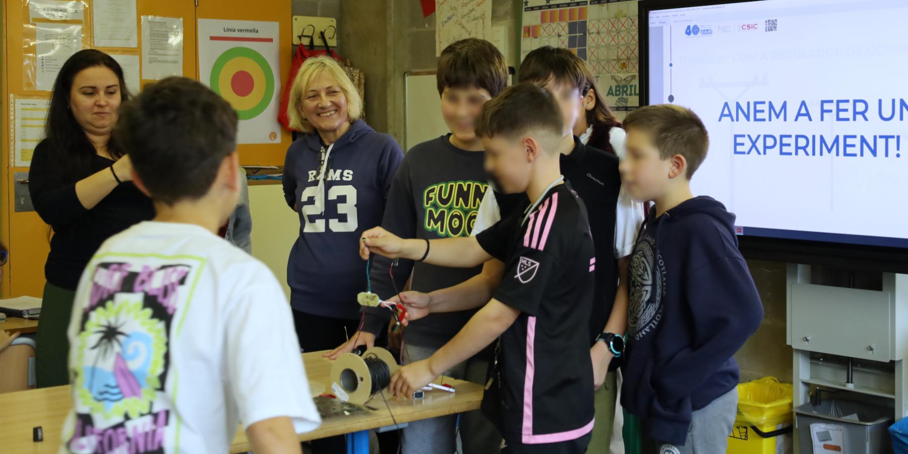 Alumado de la escuela Pere de Ribes haciendo un experimento sobre electrónica. 