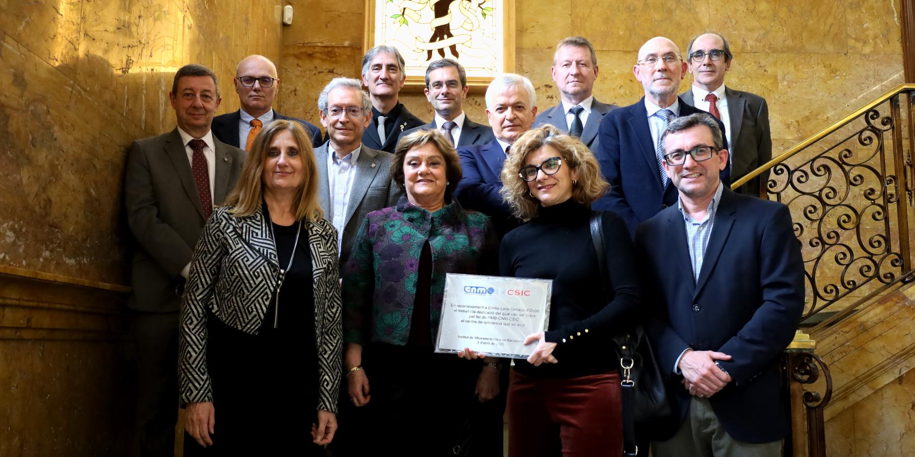 Acto de homenaje a Emilio Lora-Tamayo, foto de grupo con la familia posando con la placa y las autoridades invitadas al acto, director del IMB-CNM, CSIC, UAB, UCJC...